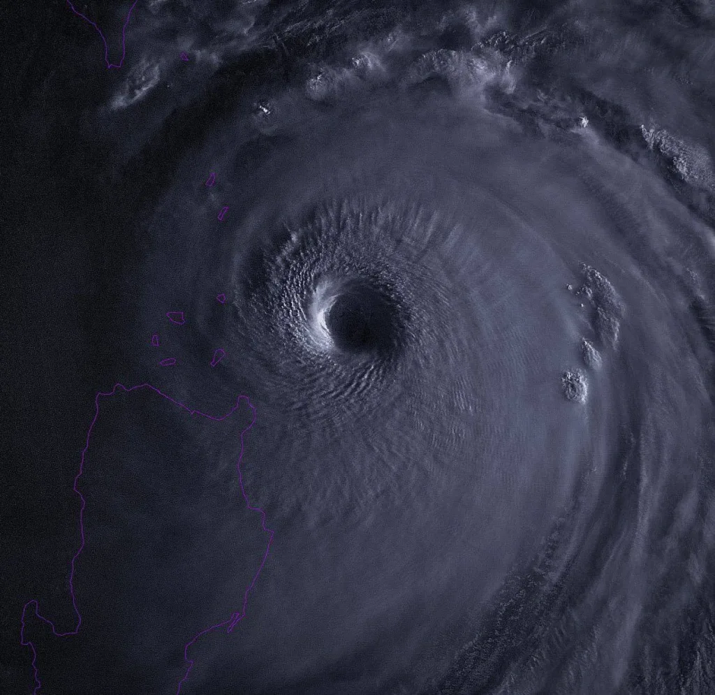 В сторону китайского Гонконга со скоростью 290 км/ч движется супертайфун 5-й категории Рагаса (NandoPH)