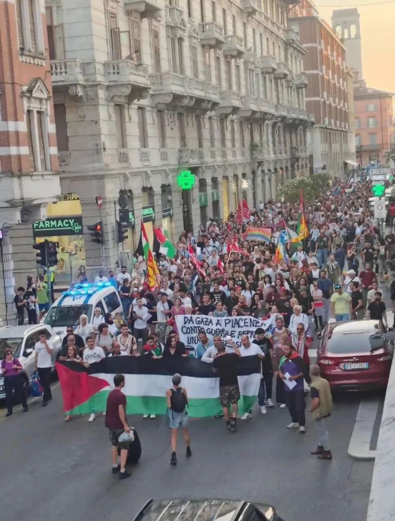 Дым, драки, штурм вокзала: жесткие кадры протестов в Италии