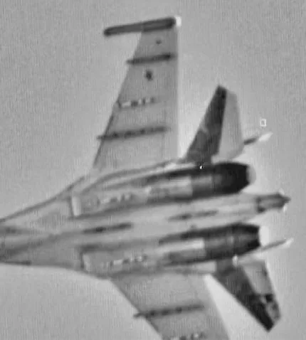 Фото трех истребителей МиГ-31БМ, а также Су-35С и Су-30СМ2 ВКС России, сопровожденных венгерскими JAS 39С Gripen над Балтийским море возле границы Латвии