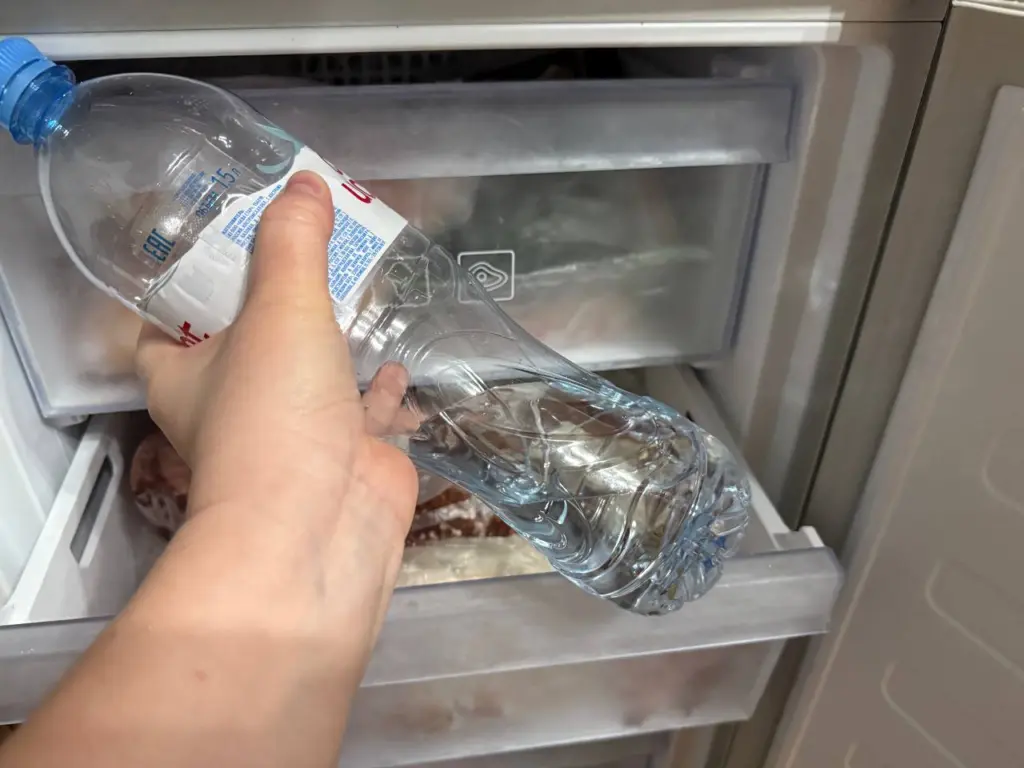 Бутылку с водой в морозилку, и счета за электричество теперь не беспокоят — мало кому известно об этой фишке