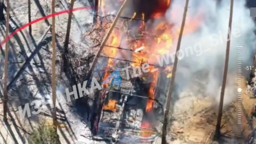 Уничтожение 152-мм САУ 2С3 "Акация" ВСУ ударами двух FPV-дронов. Первый прибивает защиту, второй заходит в готовую щель