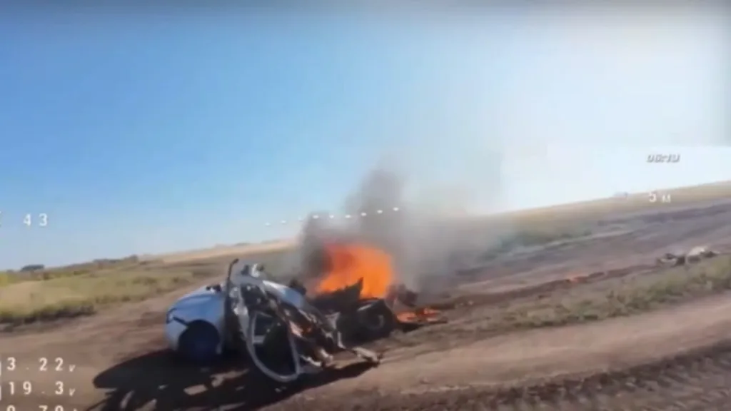 Момент удара дрона-камикадзе "Молния-2" по украинскому автомобилю в объективе дрона-перехватчика ВСУ, Краматорское направление