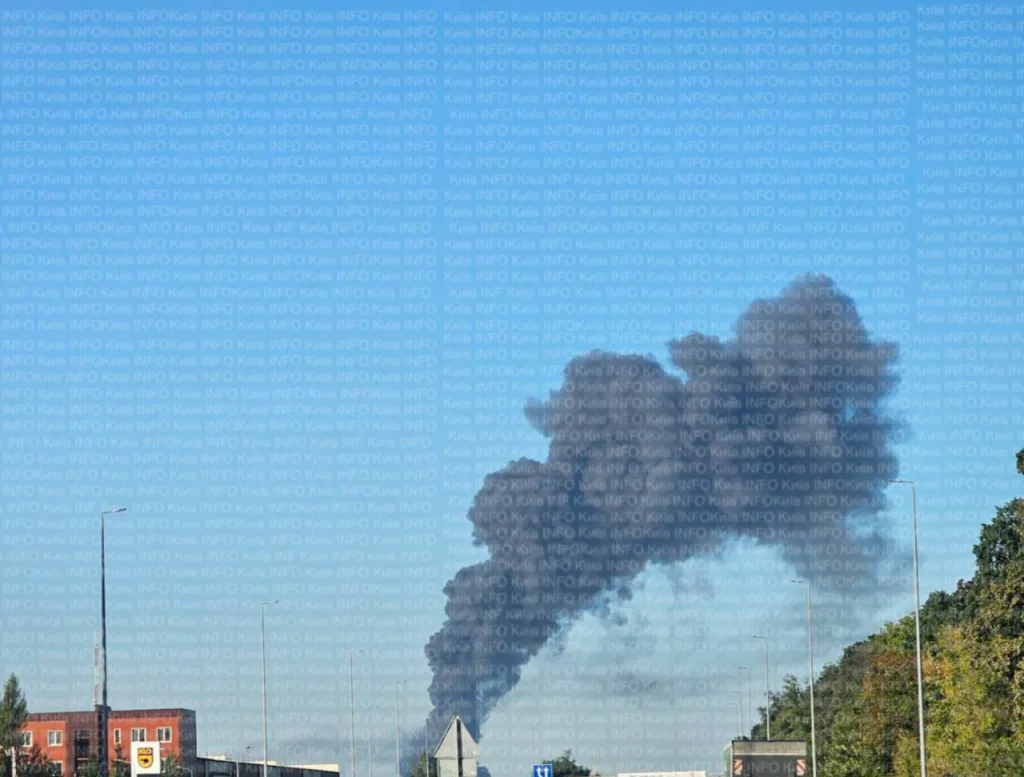 Тем временем в Василькове Киевской области огромный столб черного дыма в результате прилета "Герани"