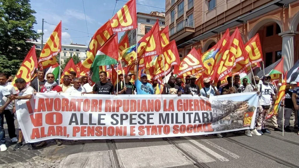 Дым, драки, штурм вокзала: жесткие кадры протестов в Италии