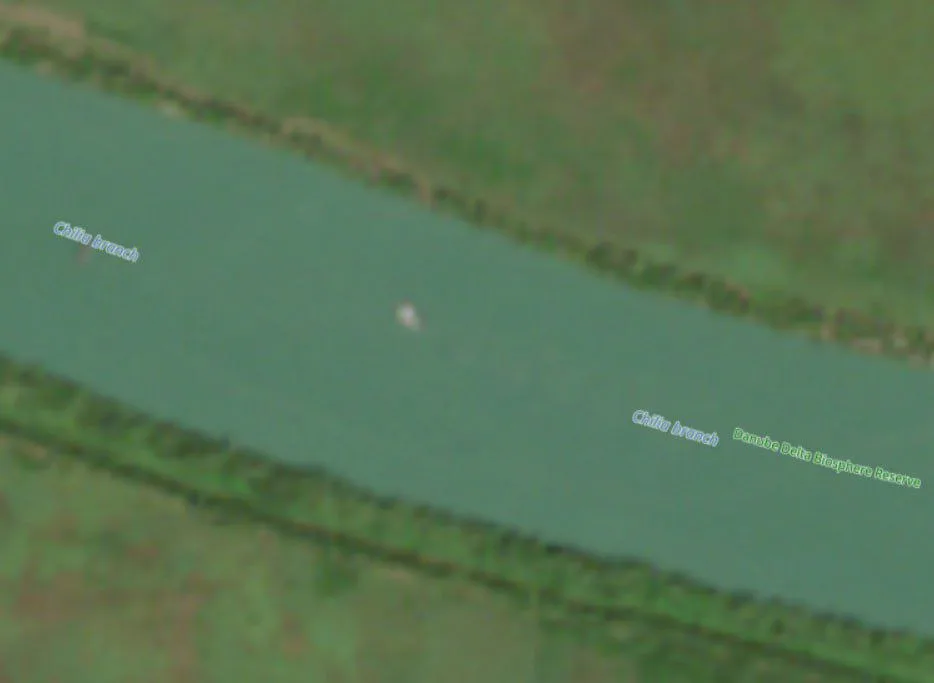 На данных спутниковых снимках, с почти 100% вероятностью, можно увидеть приунывший СЗРК "Симферополь", легший на грунт на ровном киле или на бок после удара российского МБЭК