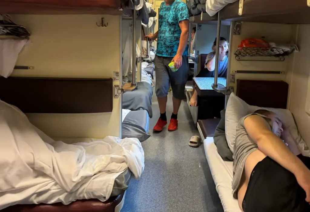 «Проводник с 15-летним стажем рассказала, почему в России точно будут революции — и при чём здесь плацкарт»