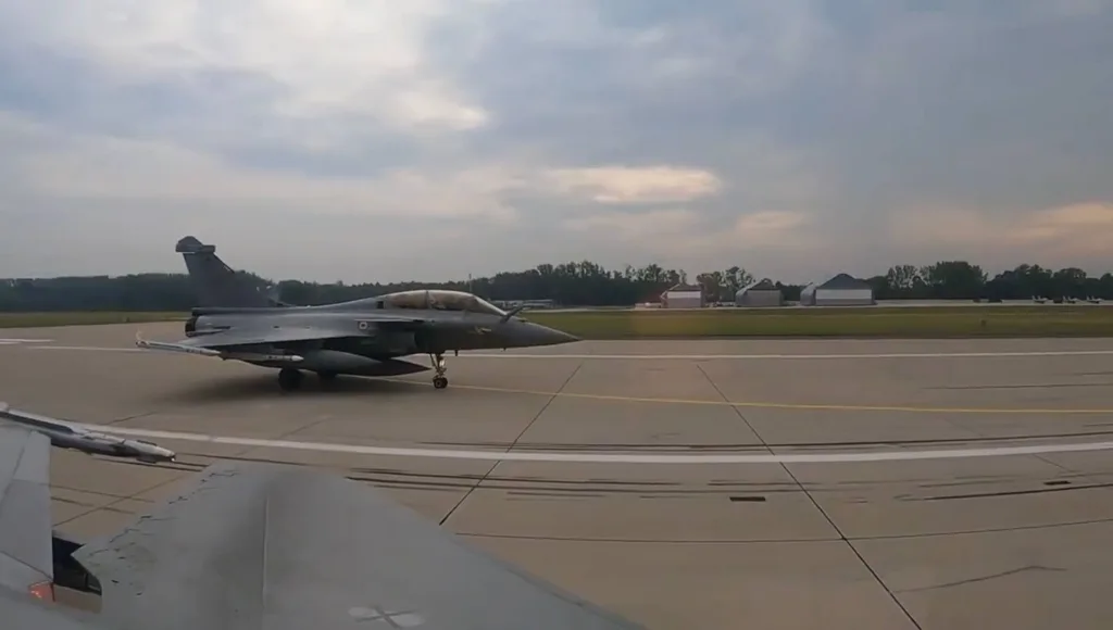 Задействованные для выполнения задач по патрулированию воздушного пространства Польши истребители Rafale французских ВКС состоят на вооружении истребительной эскадрилья 2/4 «Lafayette», которая входит в состав Командования стратегических ВВС (CFAS)