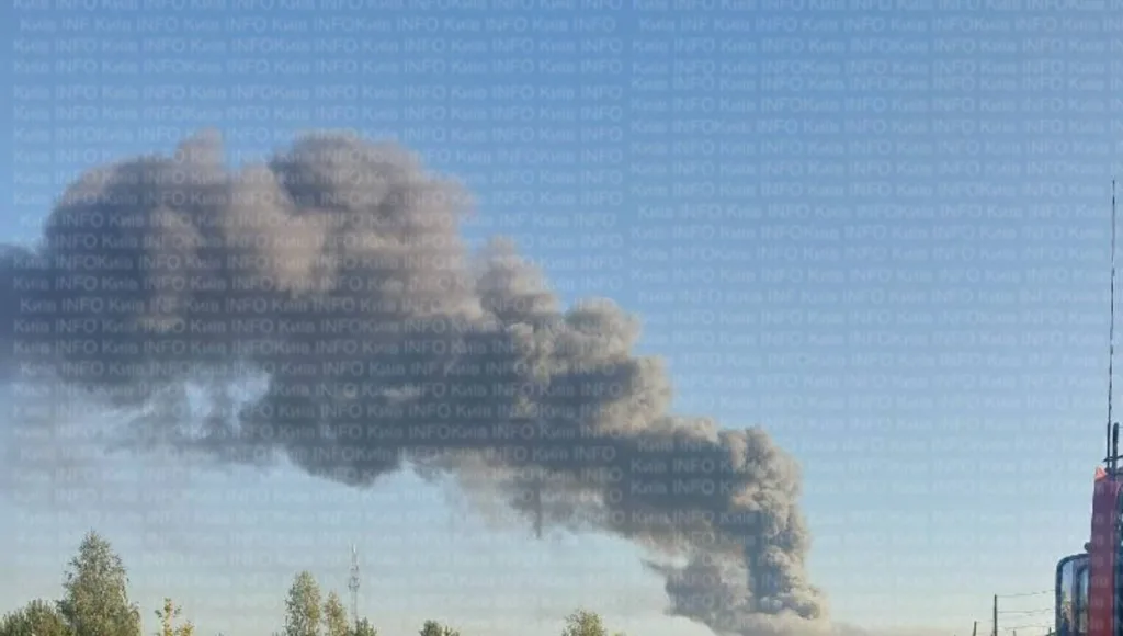 Тем временем в Василькове Киевской области огромный столб черного дыма в результате прилета "Герани"
