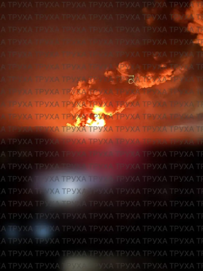 В Днепропетровске после налёта десятков дронов что-то сильно горит. Скорее всего склады