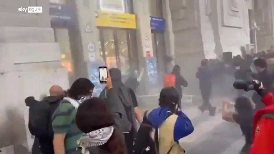 Дым, драки, штурм вокзала: жесткие кадры протестов в Италии