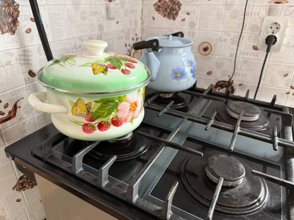 Забудьте про соду и уксус: жир с ручек плиты легко удаляет это средство — даже снимать не придётся