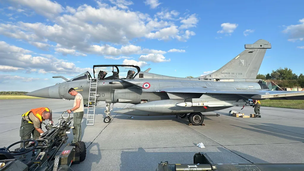 Задействованные для выполнения задач по патрулированию воздушного пространства Польши истребители Rafale французских ВКС состоят на вооружении истребительной эскадрилья 2/4 «Lafayette», которая входит в состав Командования стратегических ВВС (CFAS)