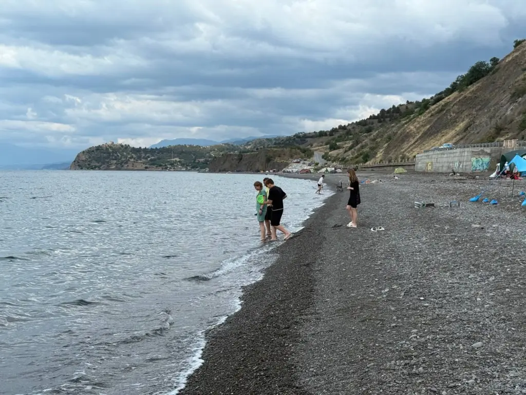 Недооценённый курорт Крыма: народа практически нет, дорогие пустые, недорогая еда и жильё, можно прилично подлечиться