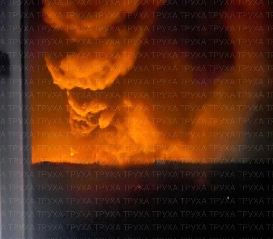 В Днепропетровске после налёта десятков дронов что-то сильно горит. Скорее всего склады