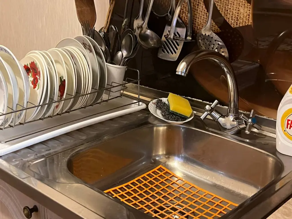 Кухонная угроза: эту посуду следует срочно выбросить — опасна для здоровья