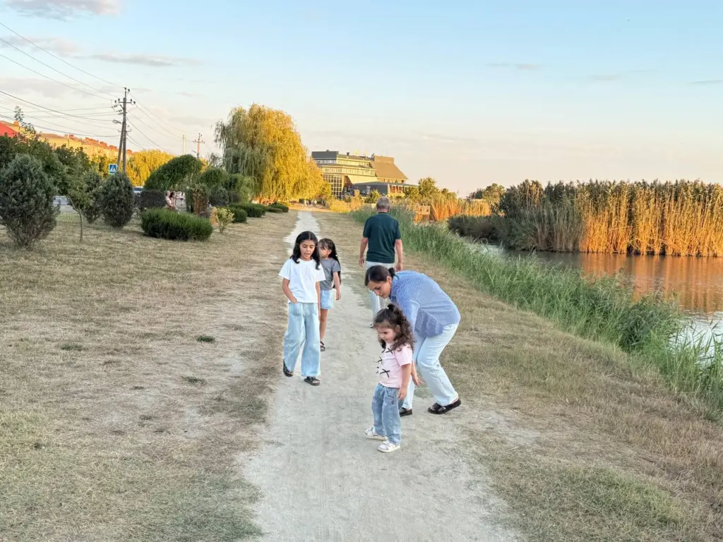 Такое иностранное имя для девочки стало настоящим хитом в 2025 году — а ведь 30 лет назад о нем практически позабыли