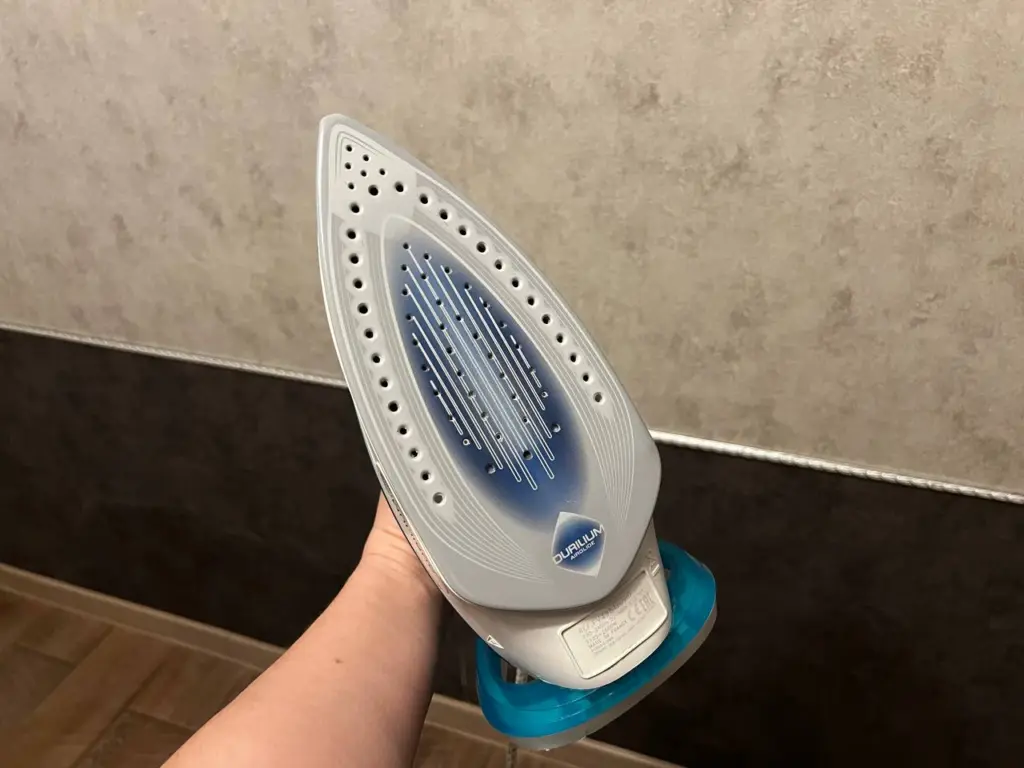 О глажке можно забыть: быстрый метод убрать складки с одежды без единого прибора — лайфхак из отеля