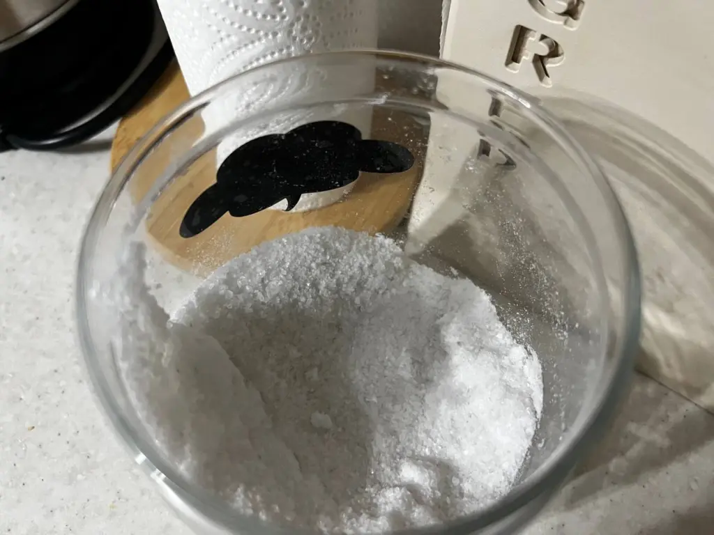 Ставлю емкость с солью в каждой комнате: горничная из санатория рассказала о такой простой хитрости