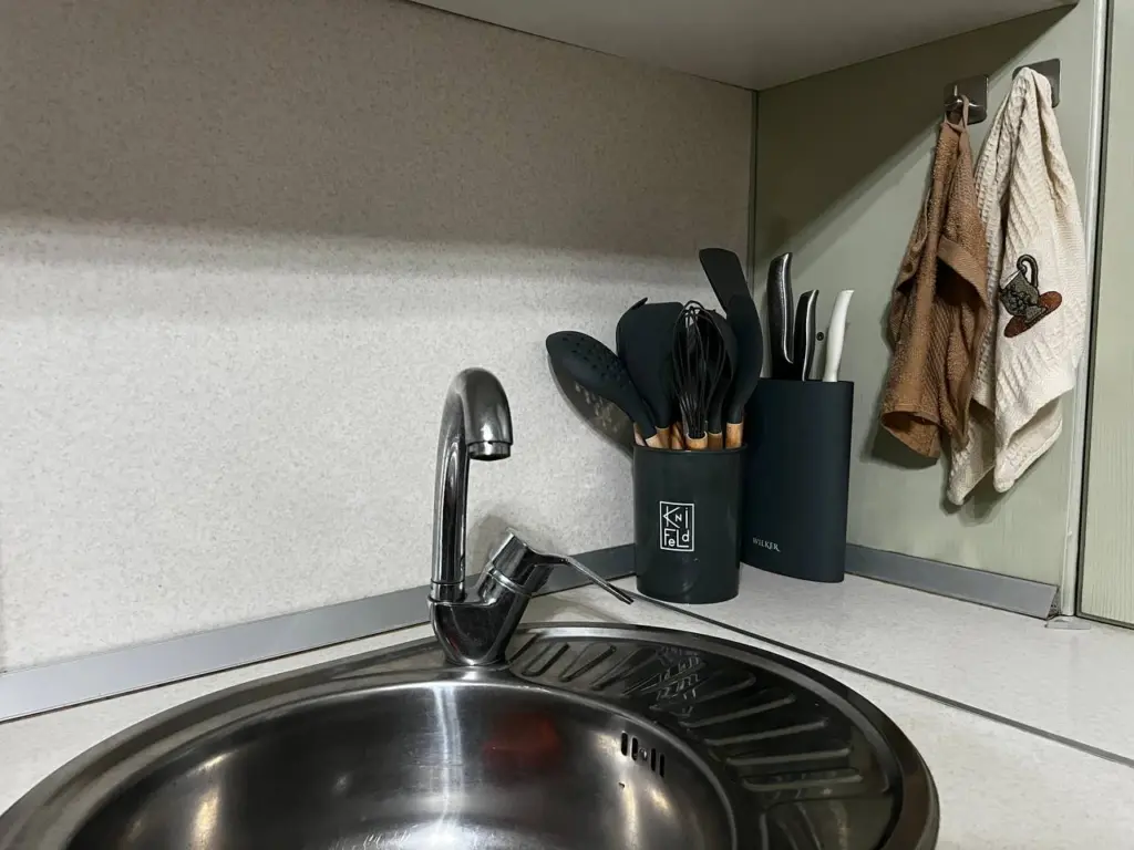 Как прочистить засор в раковине быстро, дешево и легко: лайфхак от сантехника