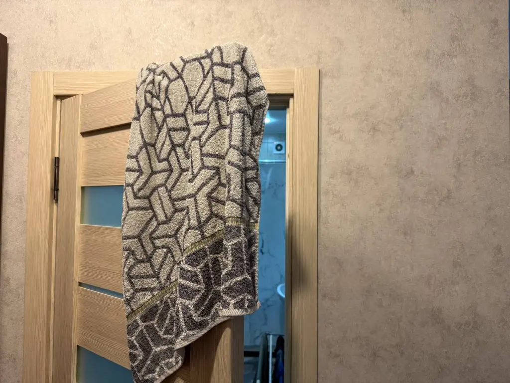 Почему не стоит вешать полотенце на дверь и вытирать им пол: жаль, что узнал это только в 43