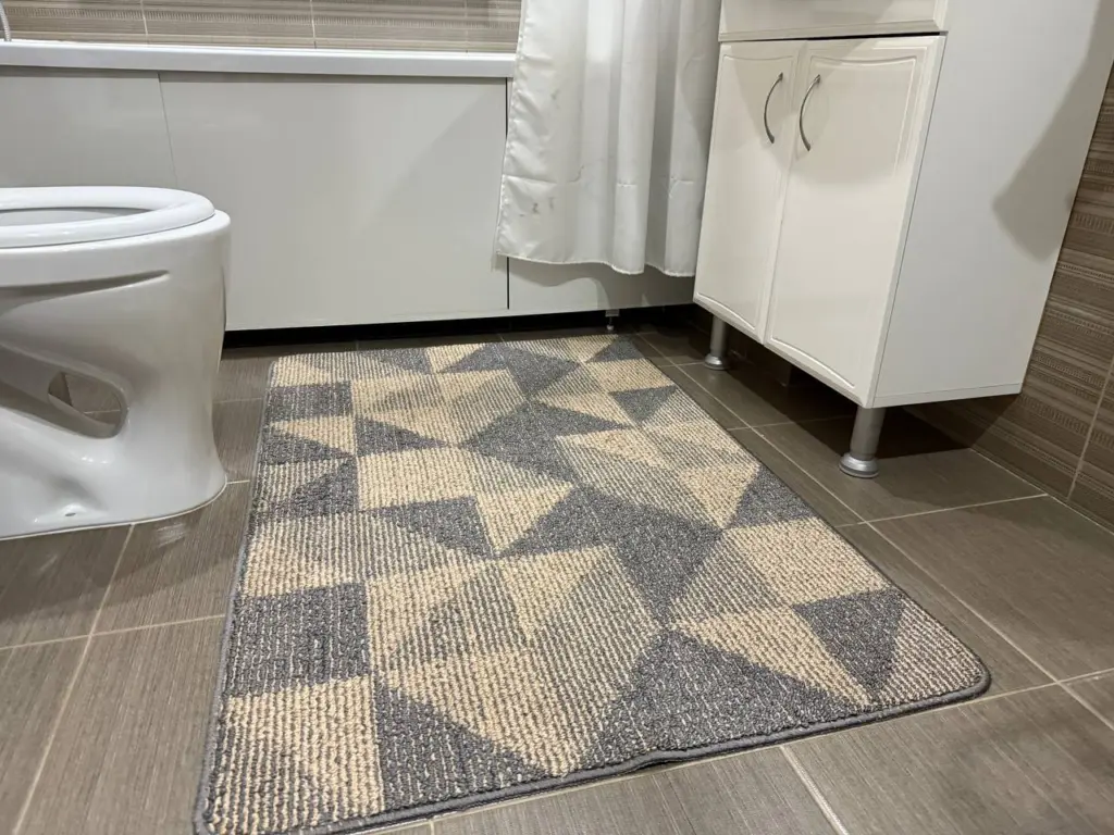 Почему ушлые хозяева давно выбросили коврики из ванной: нашли более удобный вариант, и он лучше во всем