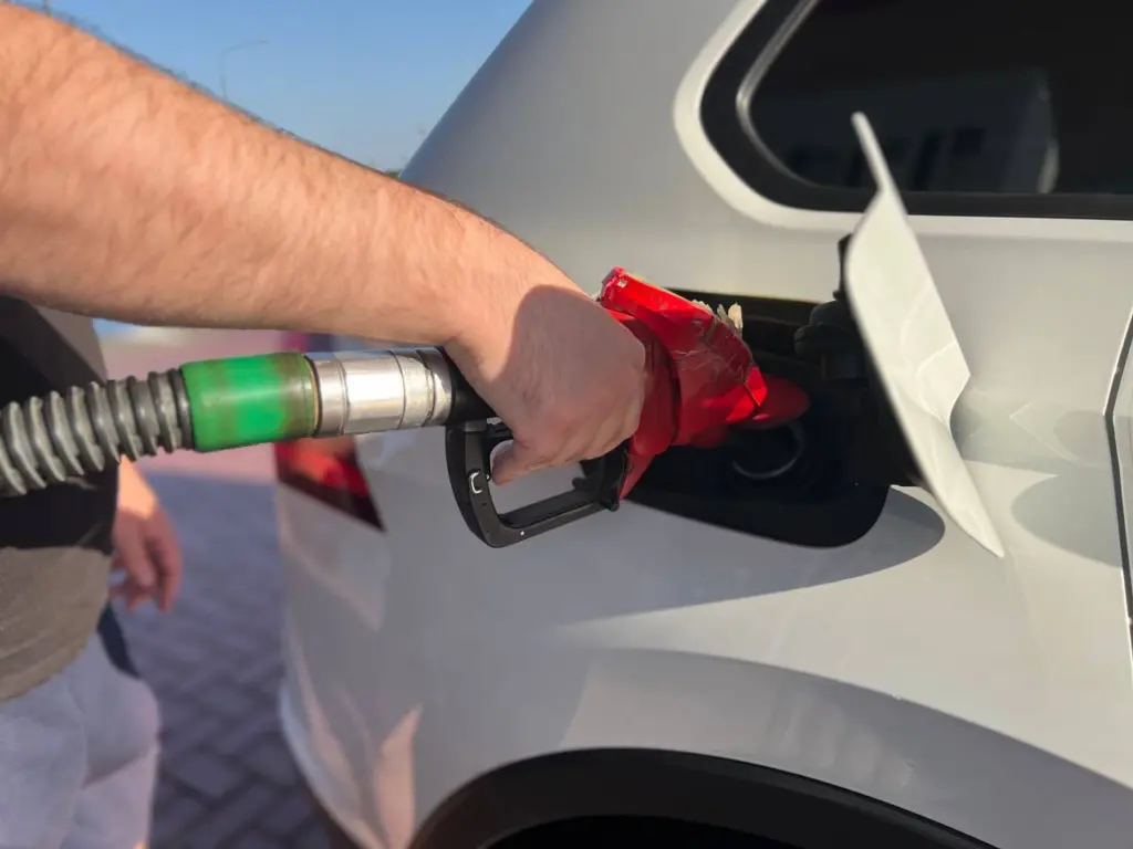 Подливание дизельного топлива в бак бензиновых авто: зачем на самом деле так делают опытные водители