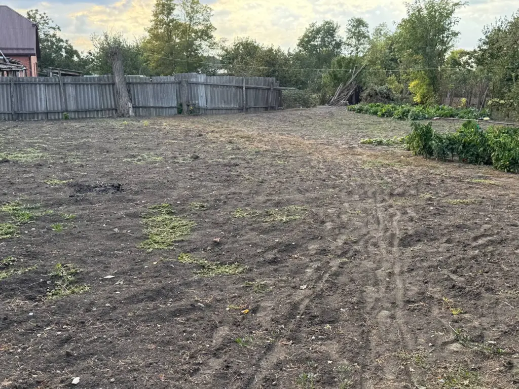 Каждый октябрь закапываю на огороде тряпку с керосином: почему так делаю — пользы на миллион и минимум трат