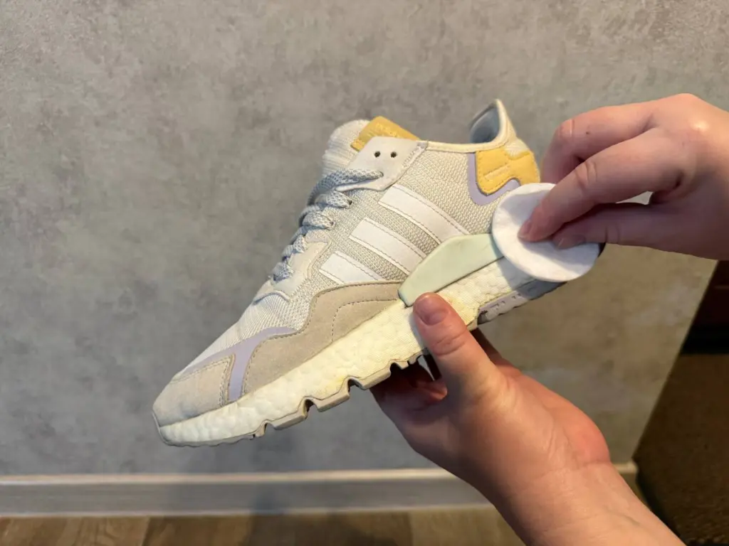 Всего 5 капель на ватный диск и протираем белую подошву: уберет даже самые застарелые пятна