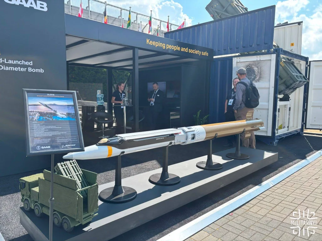 На выставке MSPO в Польше представлена пусковая установка с шестью направляющими для запуска боеприпасов GLSDB, замаскированная под морской контейнер