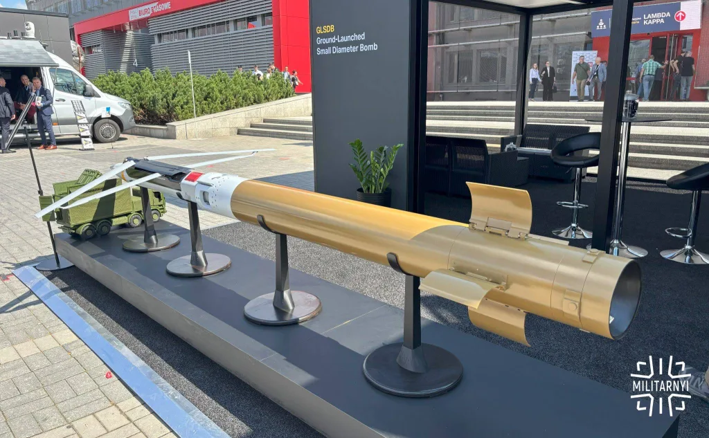На выставке MSPO в Польше представлена пусковая установка с шестью направляющими для запуска боеприпасов GLSDB, замаскированная под морской контейнер