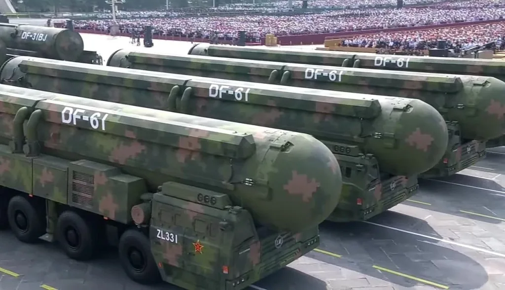 На параде в Пекине впервые официально показали новый ПГРК с МБР - DF-61