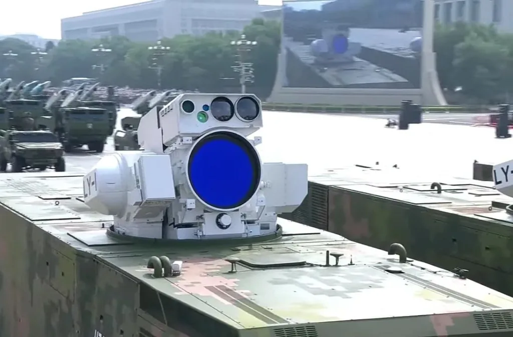 В число демонстрируемых на параде корабельных систем вооружения (на наземных колесных машинах) попала и корабельная лазерная система ПВО/ПРО