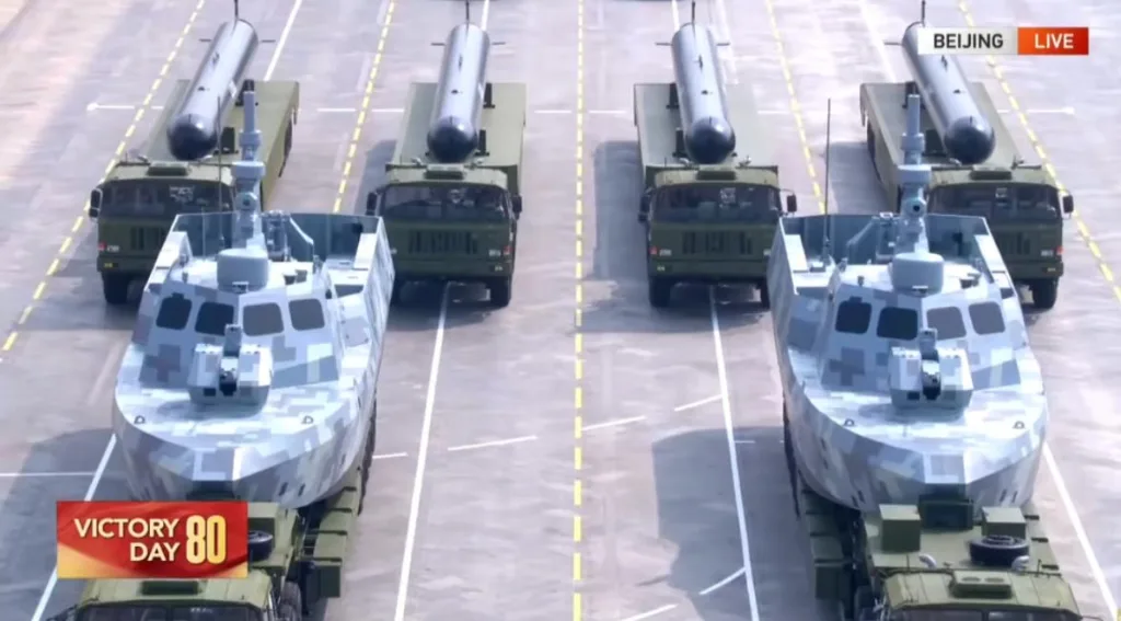 Китай показал «робоволков» и ракеты с ядерным зарядом, которые могут ударить в любую точку мира, на параде в честь победы над Японией во Второй мировой войне