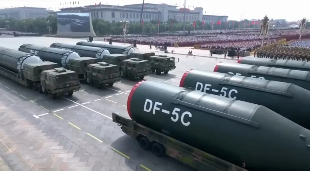 Китай показал «робоволков» и ракеты с ядерным зарядом, которые могут ударить в любую точку мира, на параде в честь победы над Японией во Второй мировой войне