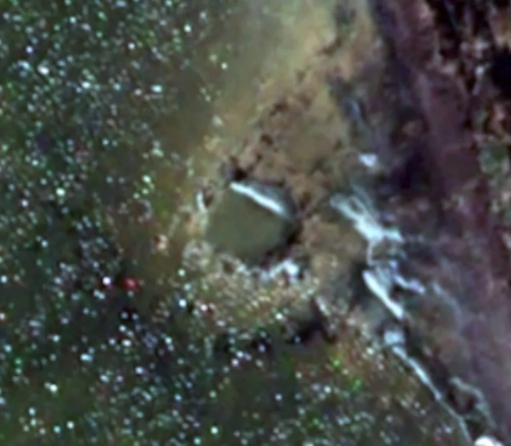 Последствия ракетного удара ВСУ по объекту погранслужбы ФСБ в Крыму, снятые со спутника