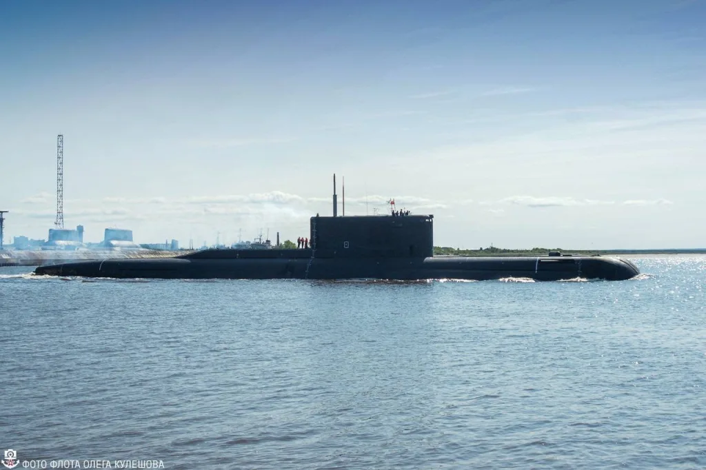 Редкопопадающаяся в кадр опыливавший подводная лодка специального назначения проекта 20120 Б-90 «Саров». Северодвинск (наши дни)