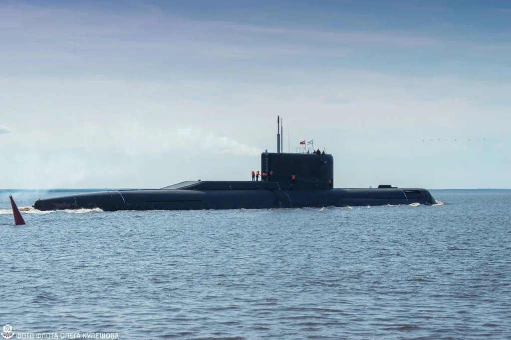 Редкопопадающаяся в кадр опыливавший подводная лодка специального назначения проекта 20120 Б-90 «Саров». Северодвинск (наши дни)