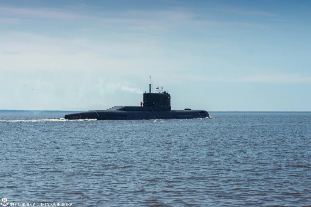 Редкопопадающаяся в кадр опыливавший подводная лодка специального назначения проекта 20120 Б-90 «Саров». Северодвинск (наши дни)