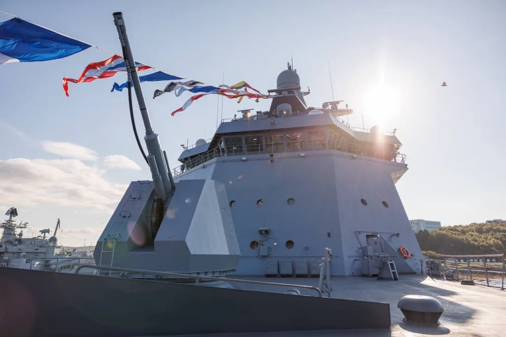 Вчера в Североморске состоялась церемония приема в состав ВМФ новейшего патрульного корабля ледового класса проекта 23550 "Иван Папанин"