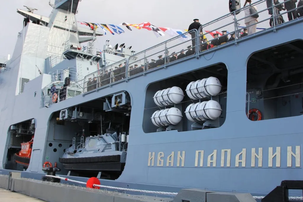 Вчера в Североморске состоялась церемония приема в состав ВМФ новейшего патрульного корабля ледового класса проекта 23550 "Иван Папанин"