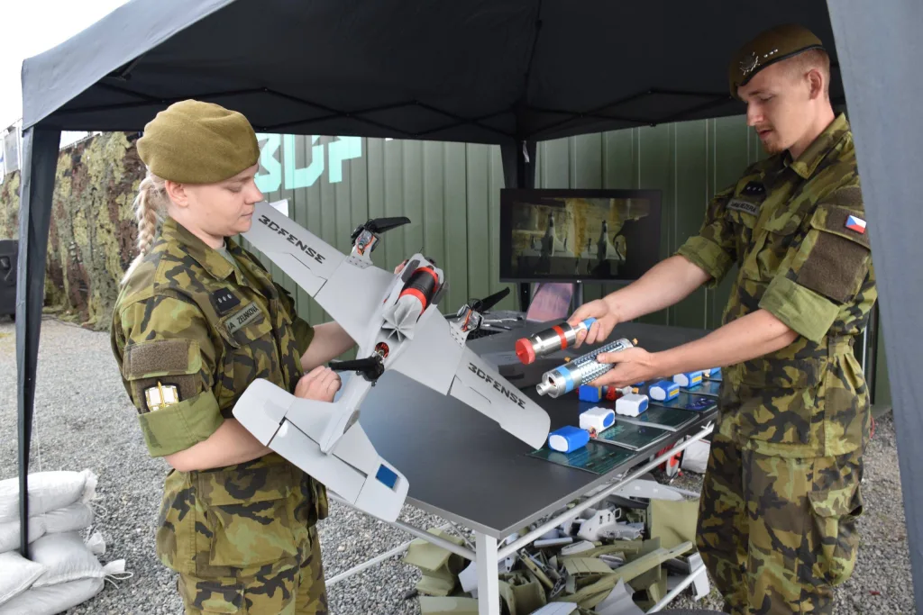 Модульный комплекс по производству БПЛА в морском контейнере, представленный чешским оборонным стартапом 3dfense на выставке MSPO 2025