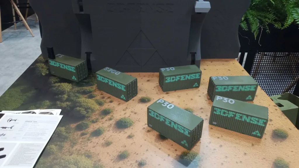 Модульный комплекс по производству БПЛА в морском контейнере, представленный чешским оборонным стартапом 3dfense на выставке MSPO 2025