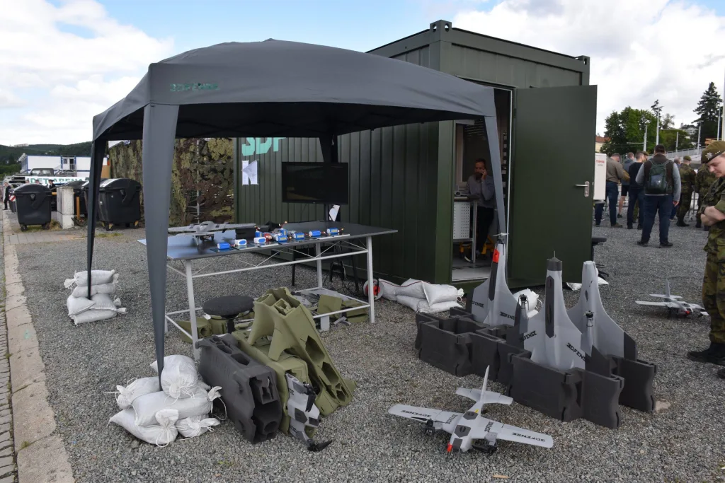 Модульный комплекс по производству БПЛА в морском контейнере, представленный чешским оборонным стартапом 3dfense на выставке MSPO 2025