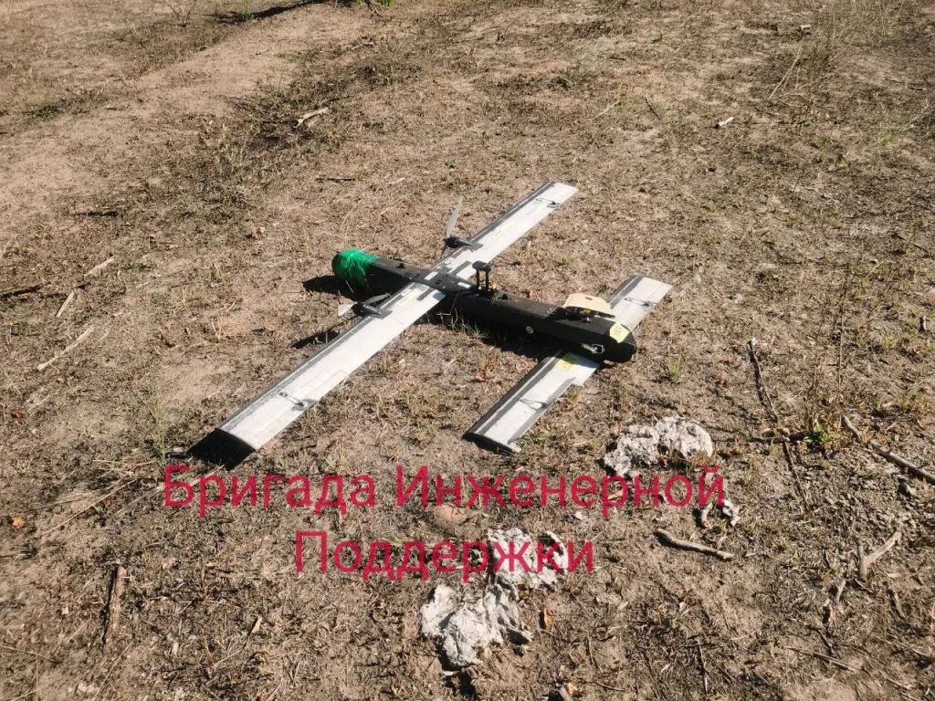 Обломки украинского дрона-камикадзе неизвестного образца, оснащённого боевой частью серии УЯ (УЯ-У-85-3)