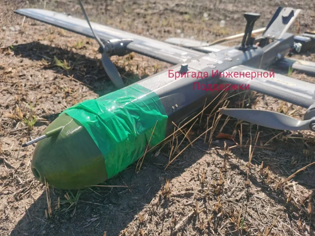 Обломки украинского дрона-камикадзе неизвестного образца, оснащённого боевой частью серии УЯ (УЯ-У-85-3)