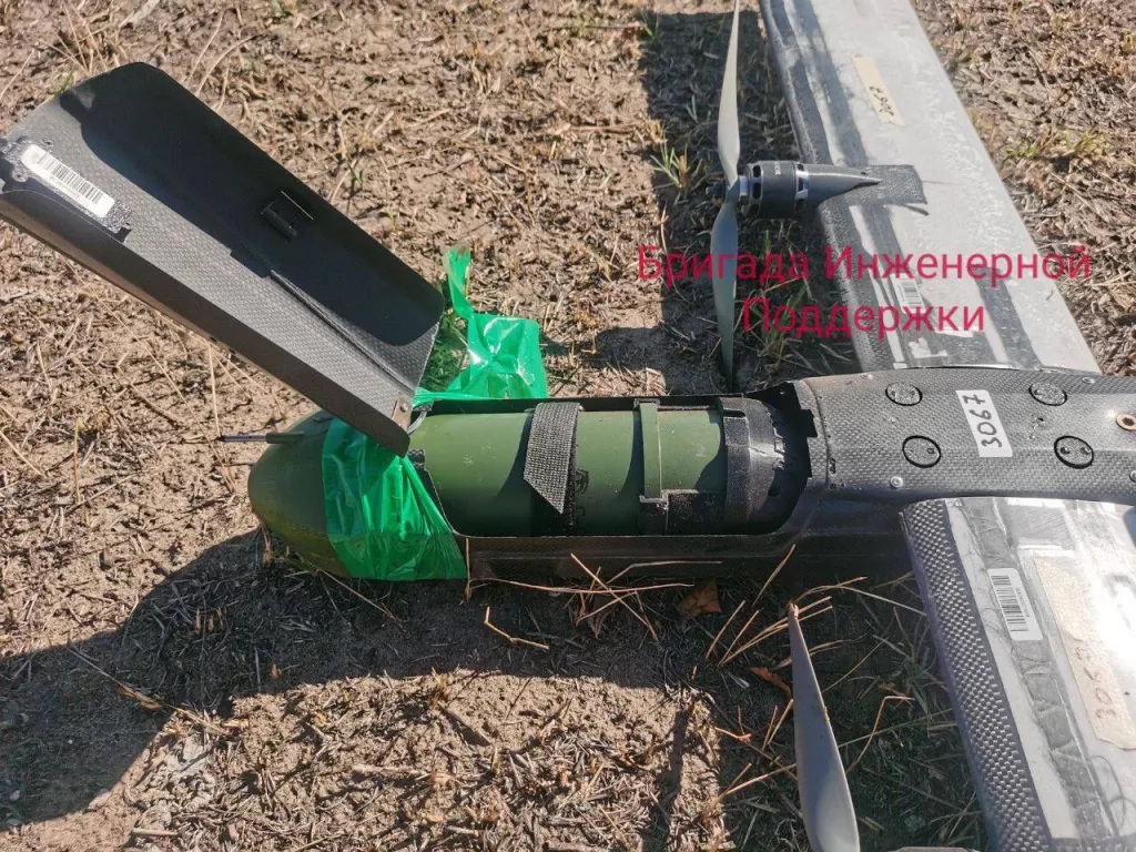 Обломки украинского дрона-камикадзе неизвестного образца, оснащённого боевой частью серии УЯ (УЯ-У-85-3)