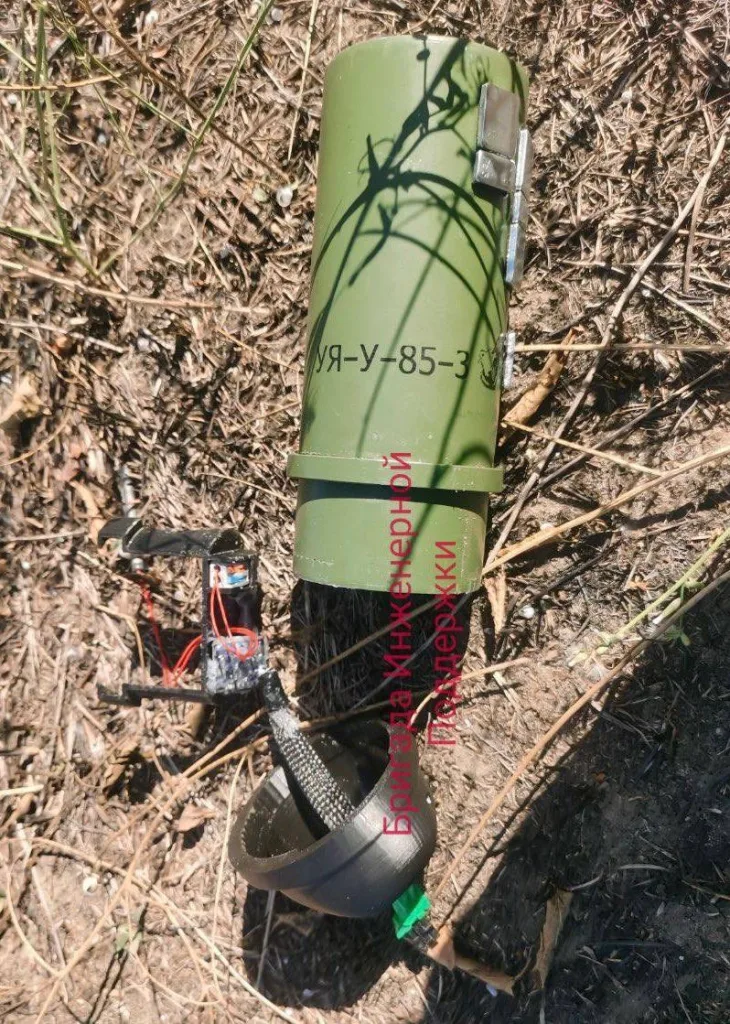 Обломки украинского дрона-камикадзе неизвестного образца, оснащённого боевой частью серии УЯ (УЯ-У-85-3)