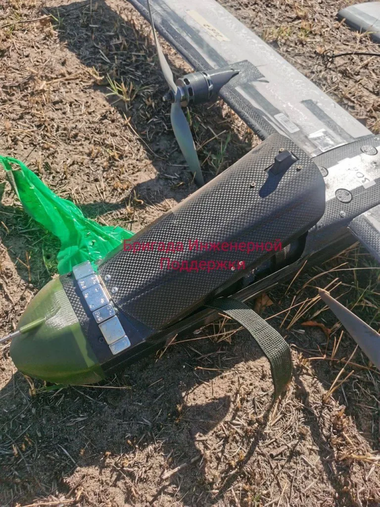 Обломки украинского дрона-камикадзе неизвестного образца, оснащённого боевой частью серии УЯ (УЯ-У-85-3)