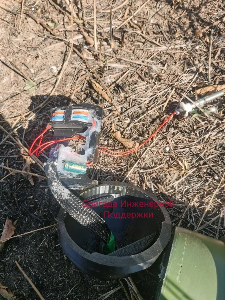 Обломки украинского дрона-камикадзе неизвестного образца, оснащённого боевой частью серии УЯ (УЯ-У-85-3)