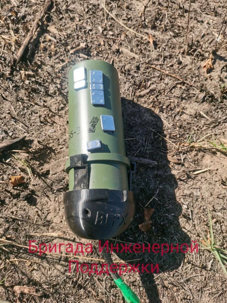 Обломки украинского дрона-камикадзе неизвестного образца, оснащённого боевой частью серии УЯ (УЯ-У-85-3)